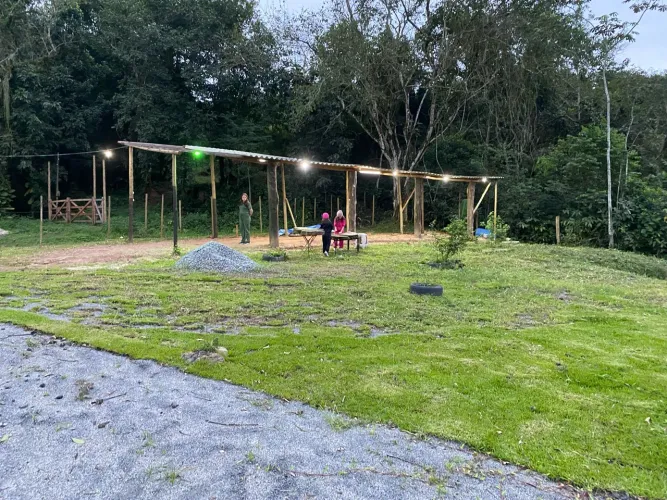 Linda área com lago , galpão rústico e nascente passando