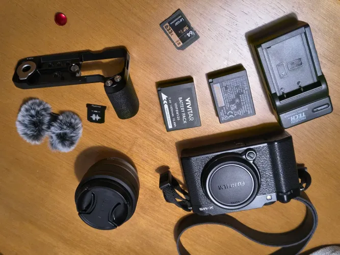 FUJIFILM X-M5 + ACESSÓRIOS | ESTADO DE NOVA | MENOS DE 300 CLICKS