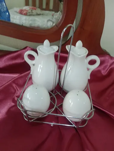 Galheteiro e xícaras  com pires