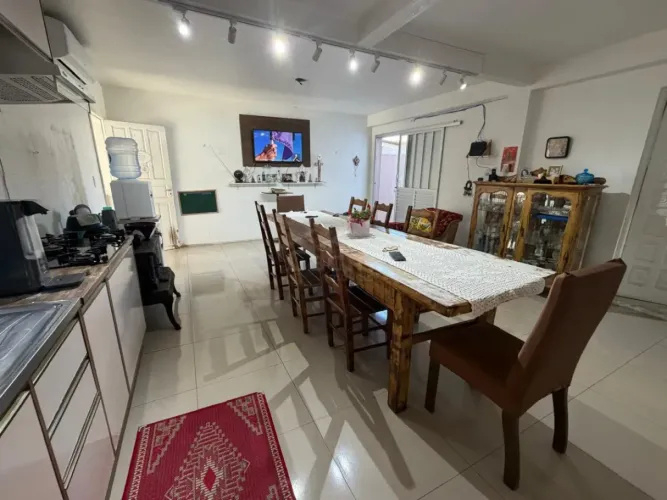 CASA À VENDA, 04 DORMITÓRIOS COM SUÍTE, BAIRRO CENTRO EM NAVEGANTES, R$ 1.500.000,00.