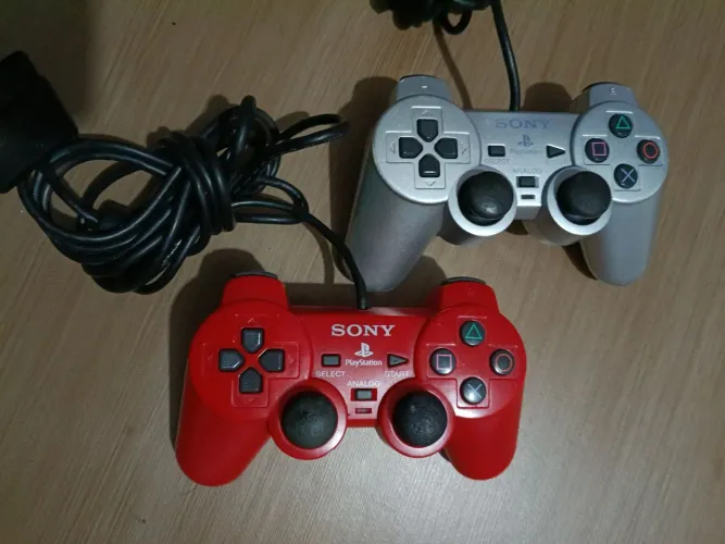 2 controles originais Playstation 2 vermelho série A prata série H