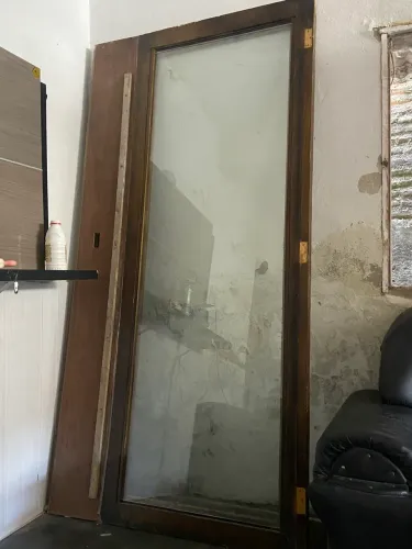 porta de madeira maciça com vidro inteiro