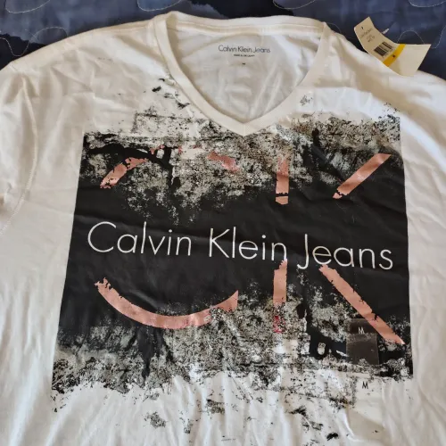 Camisa marca Calvin Klein, nova, original, importada, tamanho médio, cor branca com rstam.