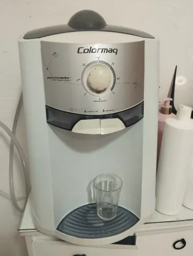 Bebedouro, gela rápido. Semi novo.
