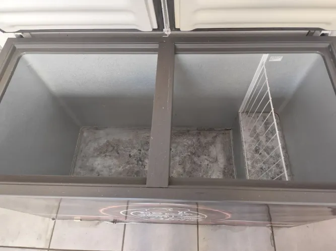Vendo 2 freezer horizontal - 1com tampa de vidro + outro com tampa cega - conservados