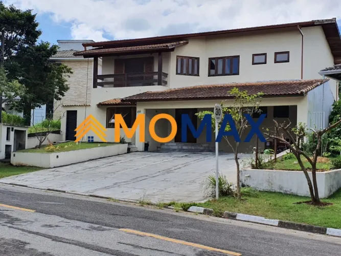 Casa disponível para locação em Condomínio.