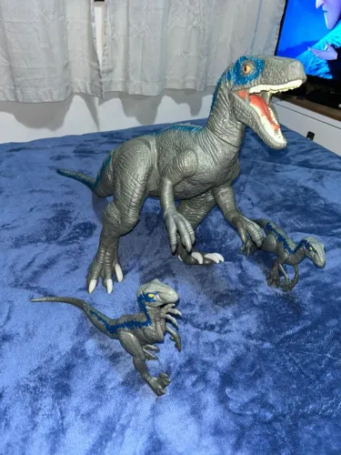Mimo Boneco Dinossauro Blue Gigante Jurassic World, feito de vinil.