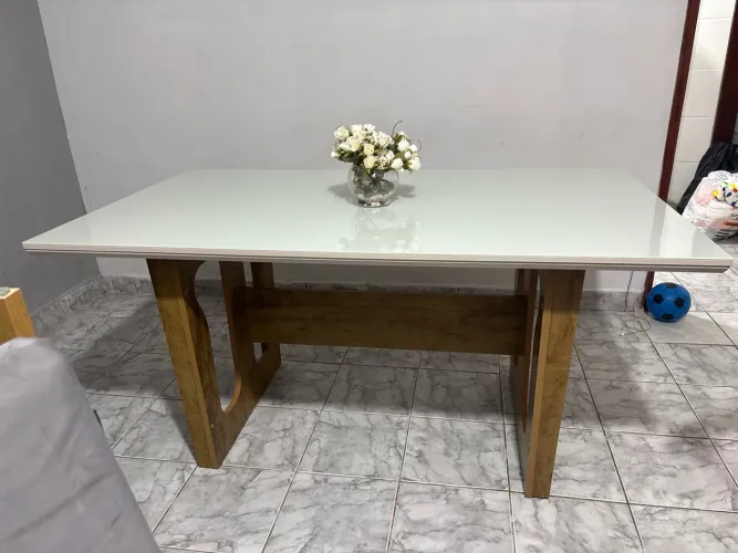Mesa de madeira com tampo de vidro