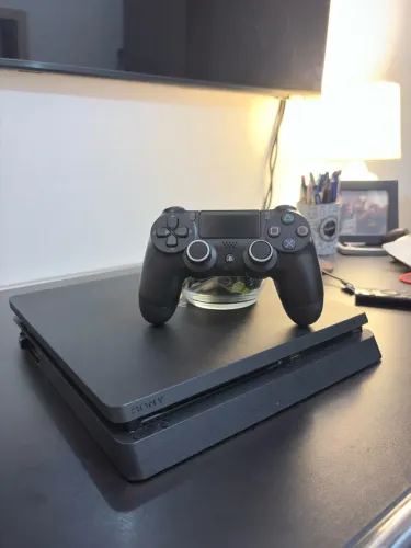 PlayStation 4 Slim 1TB + Controle Original - Sistema 13.50 (para desbloqueio)