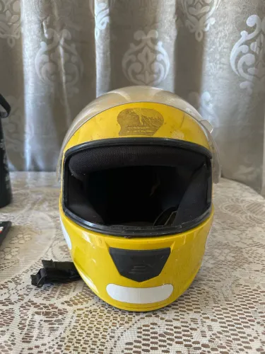 Capacete Amarelo