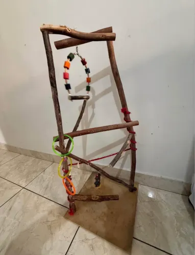 Playground Poleiro para Aves em Madeira Natural com Brinquedos