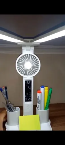 Luminaria de mesa com ventilador funcional