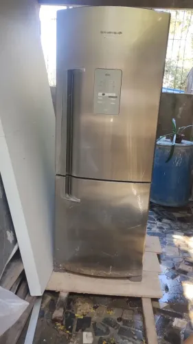 Geladeira bem conservada . Trocar o caminho do gaz mais nada 