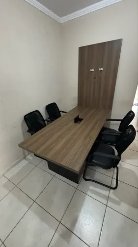 Mesa de Reunião com 04 cadeiras