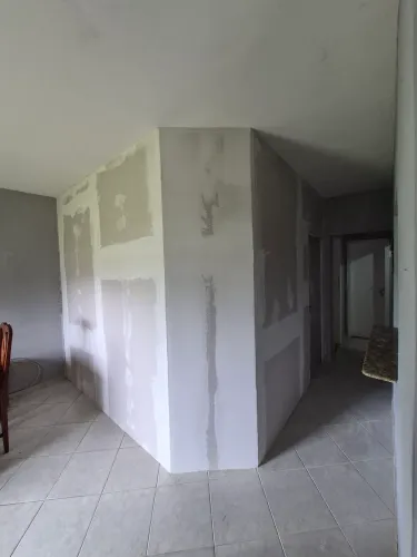Divisórias e Rebaixamento em Drywall - Forro PVC - Piso Laminado - Persianas - Elétrica 