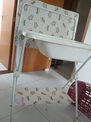 Banheira de bebe com marcas de uso