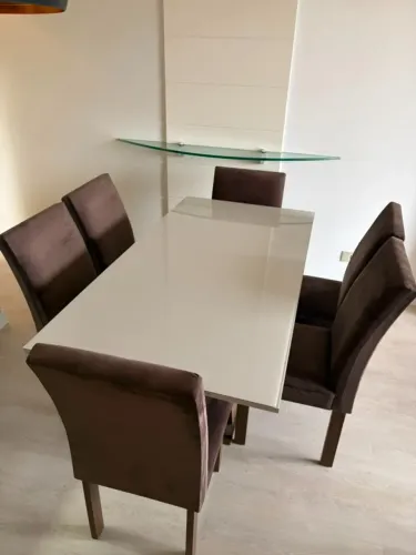 Mesa de Jantar com Tampo de Vidro + 6 Cadeiras em Excelente Estado