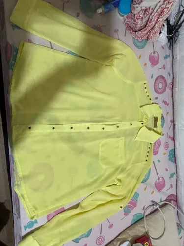 Camisa feminina amarela com transparência 