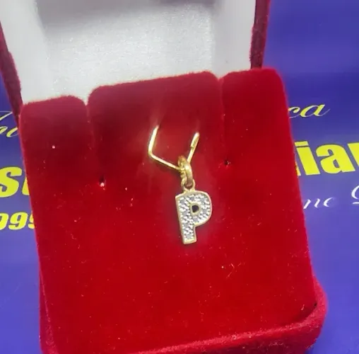 Pingente Letra P Detalhe Ouro Amarelo e Branco18 Kilates Peso 0.42 Grama 8 mm             