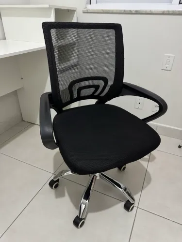 Cadeira giratória, cor preta