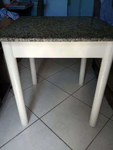 Mesa de granito com suporte de madeira maciça.