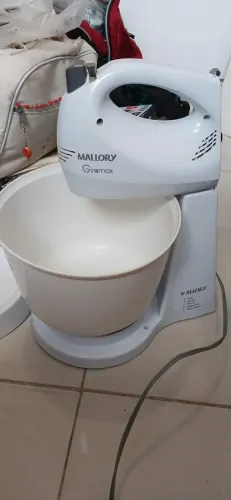 Batedeira Mallory Giromax (com base e tigela) + Base e Tigela Mondial (sem a batedeira)