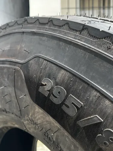 Par pneu Michelin 295 novo direcional