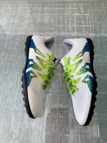 Chuteira Adidas grama sintética novíssima tamanho 34