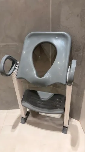 Redutor de assento de vaso sanitário com escada