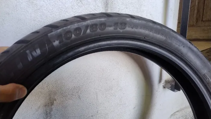 Pneu Traseiro sem Camara Michelin 80/100 aro 18 (furado)