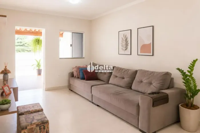Casa com 2v quartos disponível para venda no bairro Jardim Brasília em Uberlândia-MG