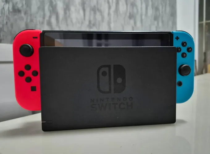 Nintendo Switch + Super Mario Odyssey