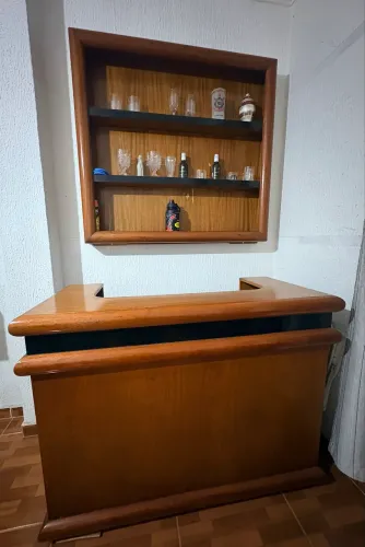 Barzinho em Madeira Maciça com Prateleira de Parede - Excelente Estado