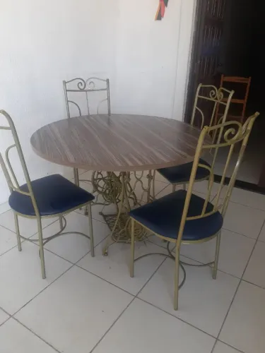 Mesa redonda de ferro com 4 cadeiras - Assento acolchoado azul