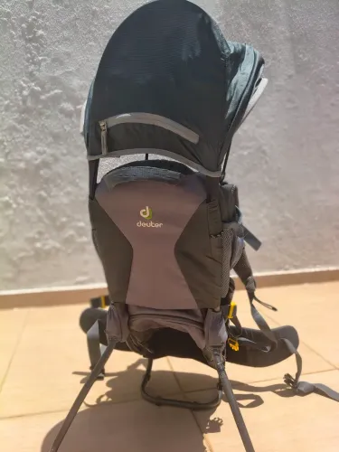 Mochila Deuter transporte bebê em trilha