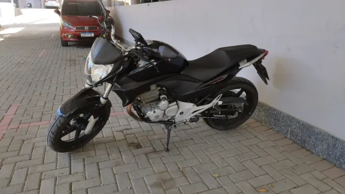 Honda CB 300R 2011 - Pneus Novos e Documentação em Dia