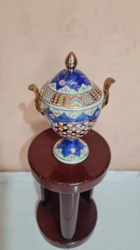Linda urna estilo troféu  porcelana chinesa 