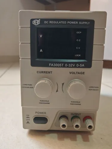 Fonte de Bancada Digital AFR FA3005T (0-32V / 0-5A) - Perfeito Estado