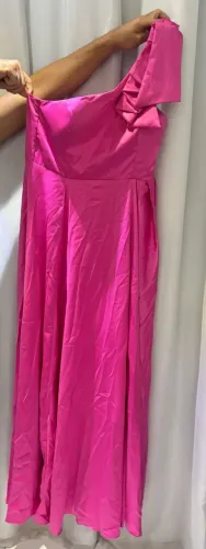 Vestido Rosa modelo de um ombro só com fenda