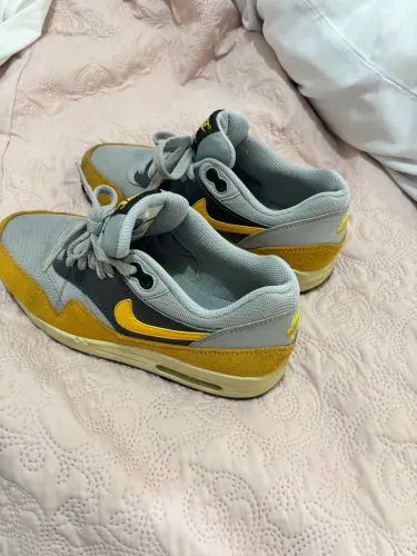 Tênis Nike Air Max Cinza e Amarelo - Estilo Casual e Confortável