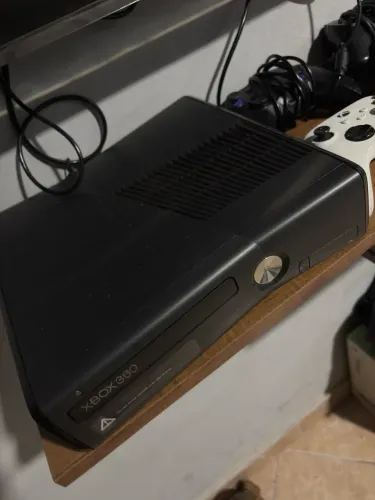 Xbox 360 + Kinect + 2 Controles + Acessórios (Com Caixa / Para Conserto ou Peças)