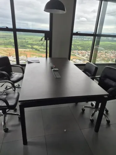 Mesa de reunião com tomadas e rede embutidos