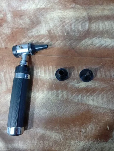 Otoscópio hedji ng a pilha. Duas pilhas médias. 3 bicos.