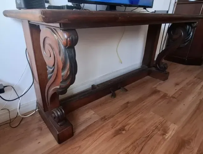APARADOR COM PÉS DE PIANO