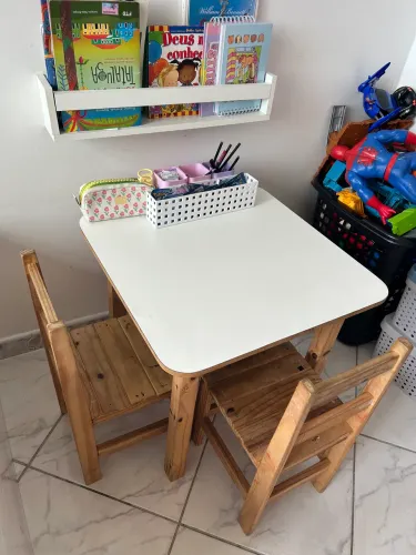 Mesa Infantil em Madeira com 2 Cadeiras - Ótimo Estado