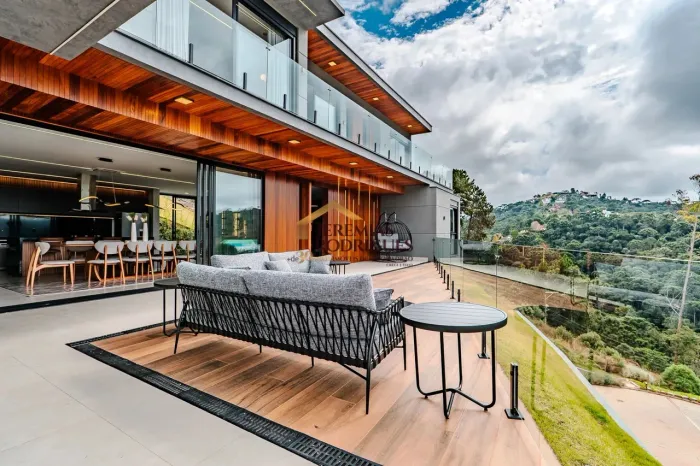 Casa à venda no Condomínio Iporanga em Campos do Jordão/SP.