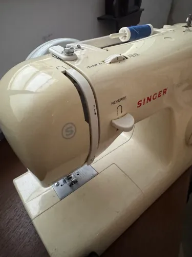 Máquina de costura Singer seminova