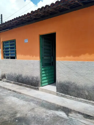 Alugo excelente casa no bairro do CANAÃ 