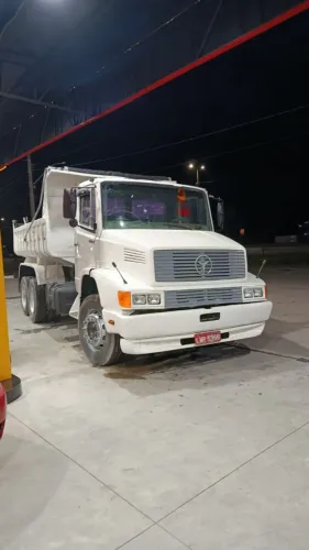 Caminhão caçamba 
