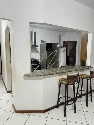 Apartamento térreo com quintal, suíte com closet e localização privilegiada no Savoia!